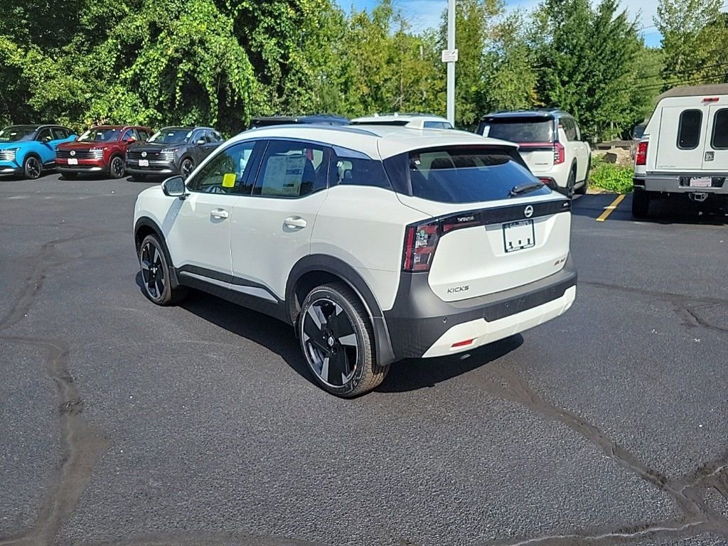 Used 2025 Nissan Kicks SR image 3