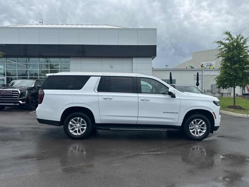 Used 2025 Chevrolet Suburban LT RWD image 8