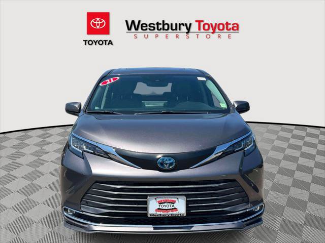 Certified 2021 Toyota Sienna XLE FWD image 3