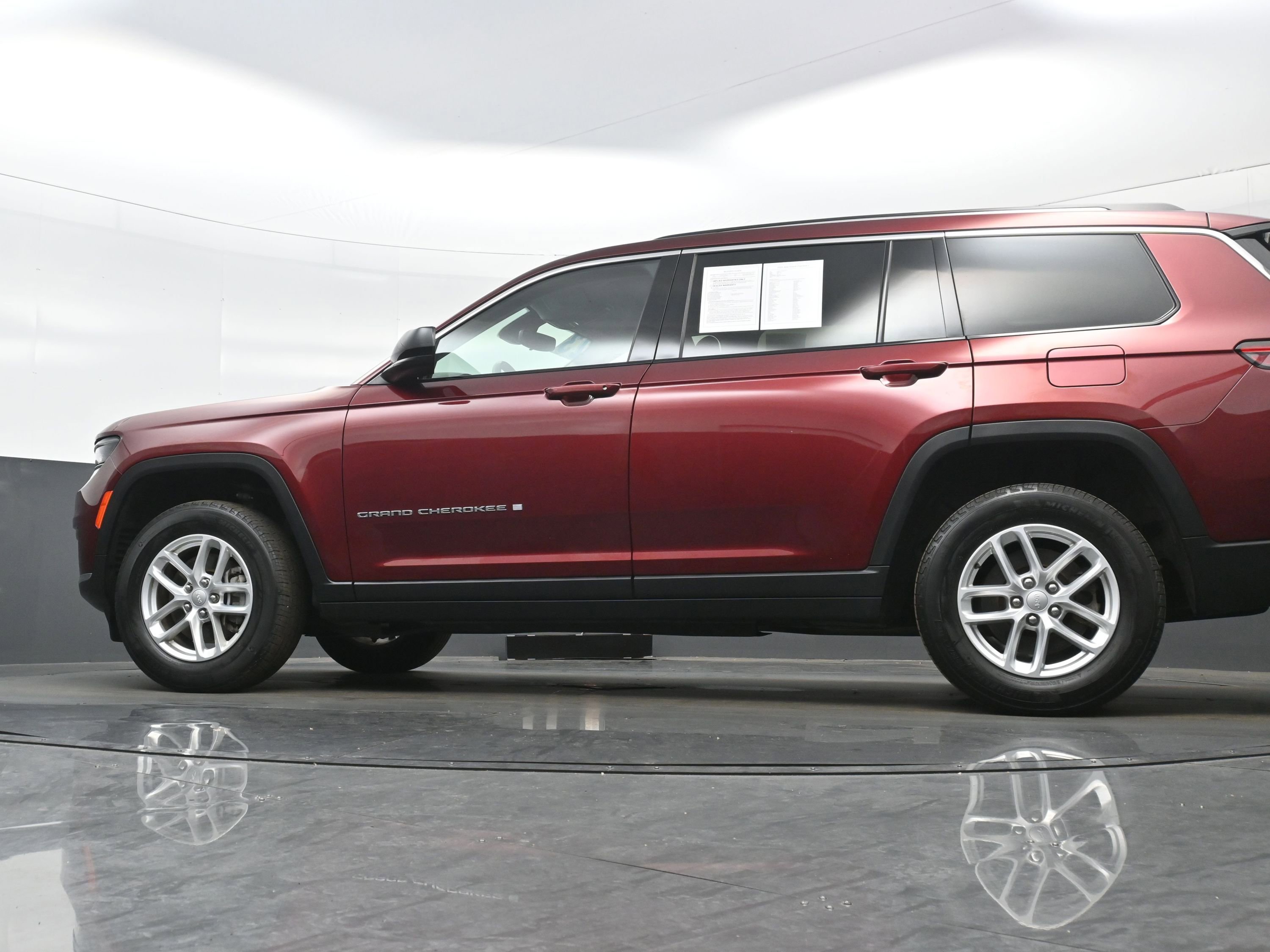 Used 2023 Jeep Grand Cherokee L Laredo image 27