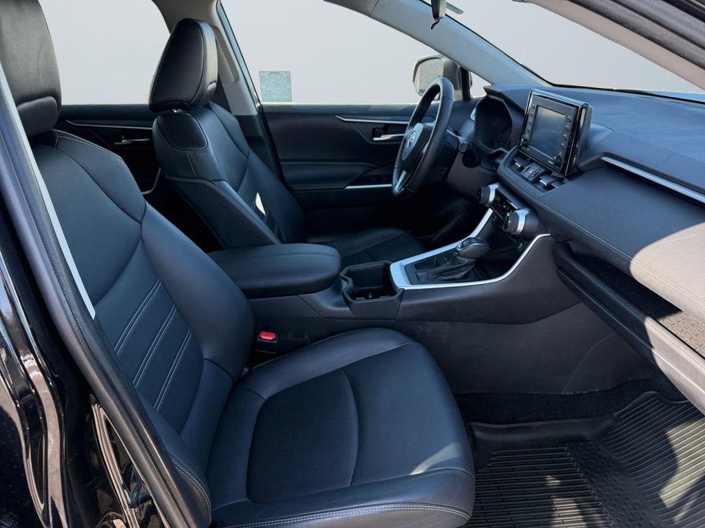 Used 2022 Toyota RAV4 XLE Premium image 15