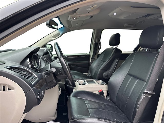 Used 2014 Chrysler Town & Country Touring FWD image 10