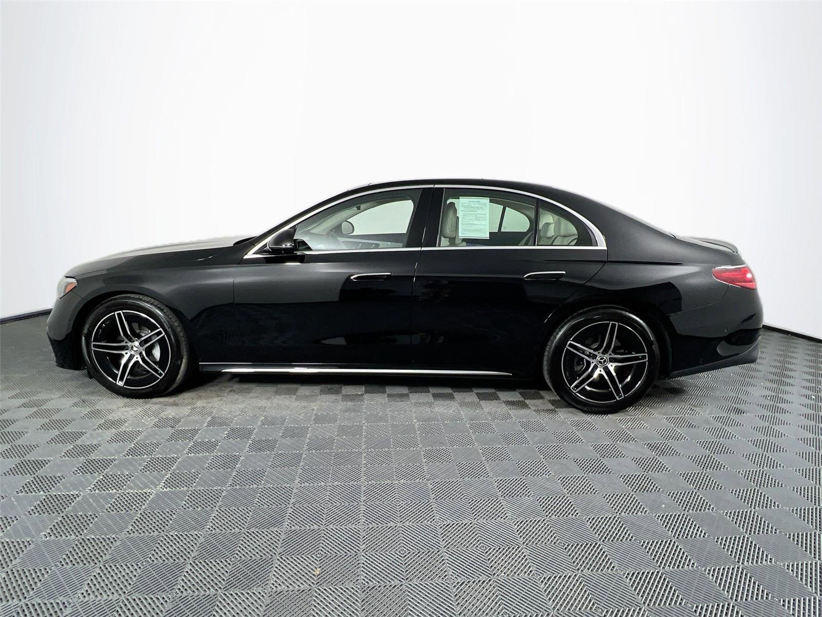 Used 2025 Mercedes-Benz E 350 4MATIC Sedan image 3