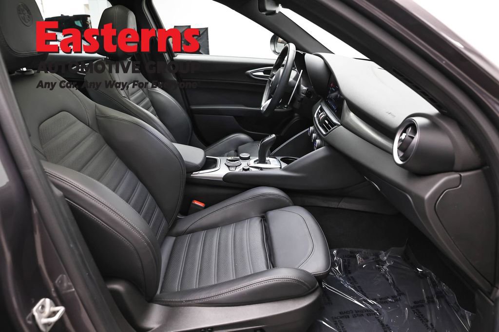 Used 2024 Alfa Romeo Giulia Veloce AWD/4WD image 23