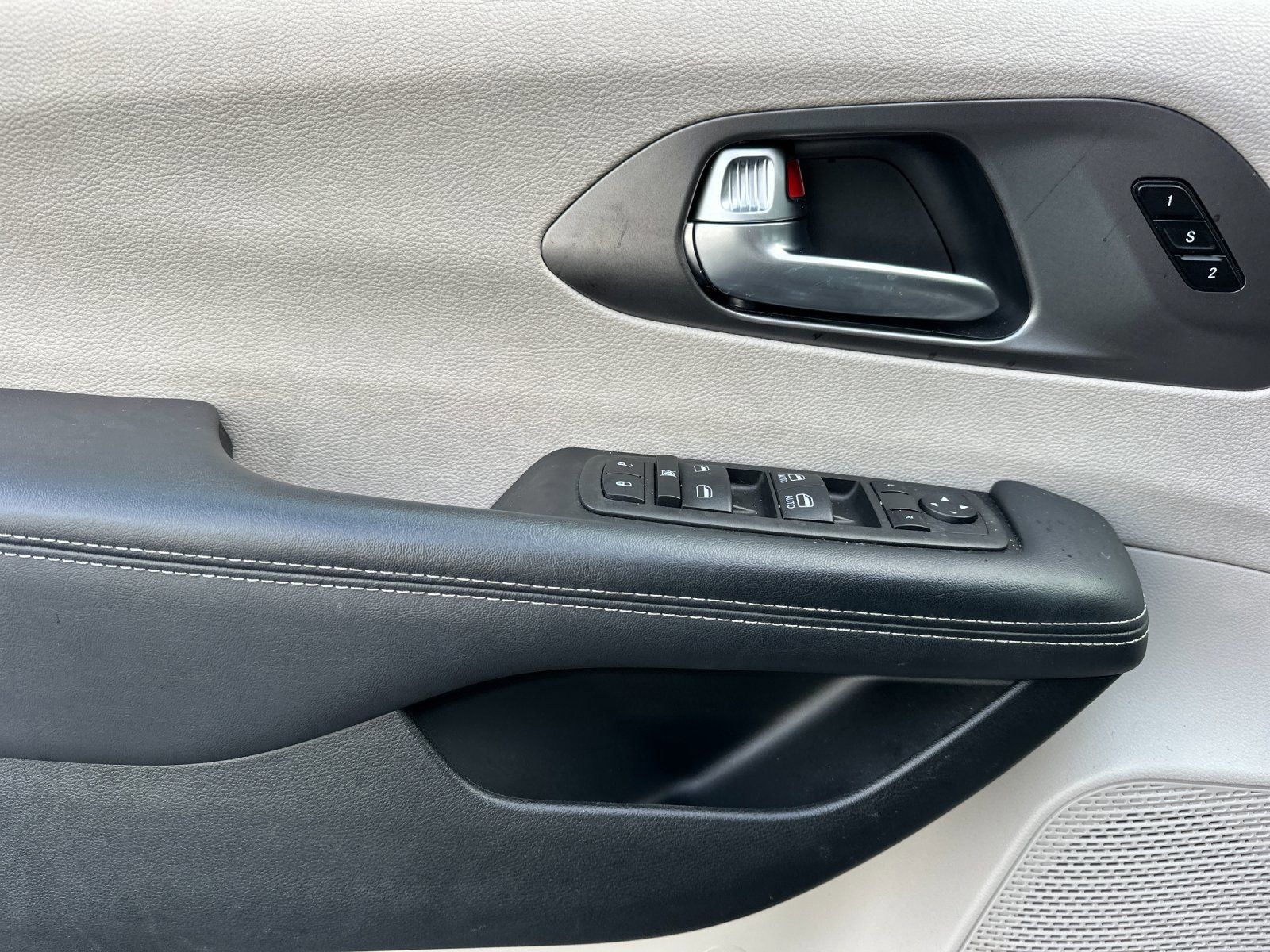 Used 2023 Chrysler Pacifica Touring-L image 11