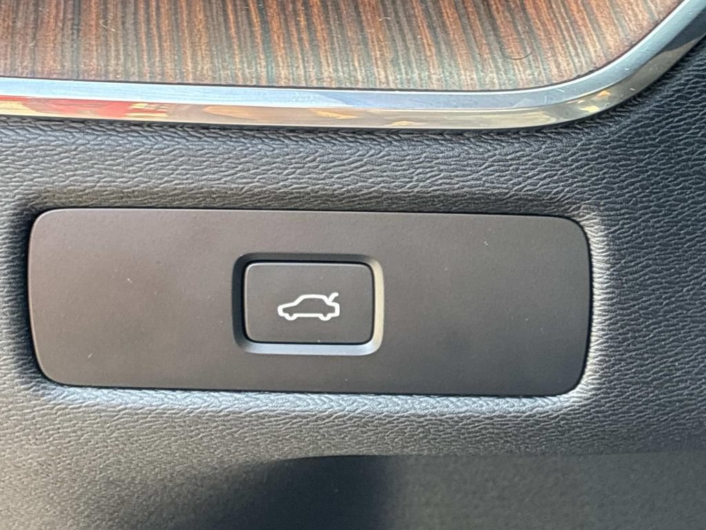 Used 2023 Volvo XC60 B5 Plus AWD/4WD image 33