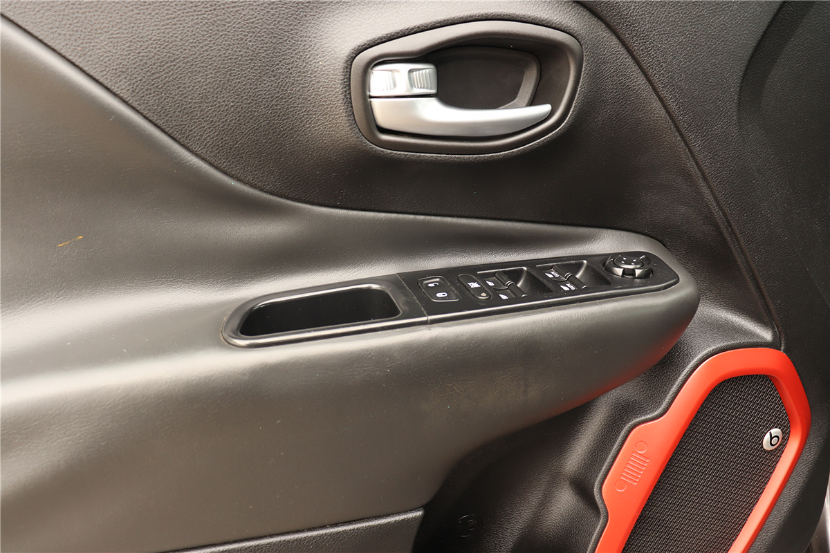 Used 2018 Jeep Renegade Trailhawk AWD/4WD image 24