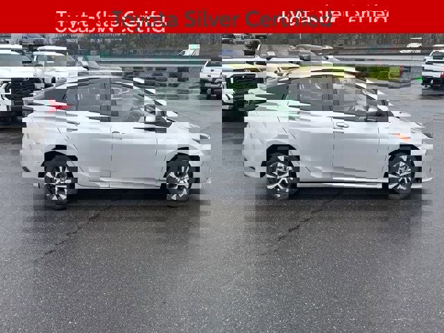 Used 2022 Toyota Prius LE image 2