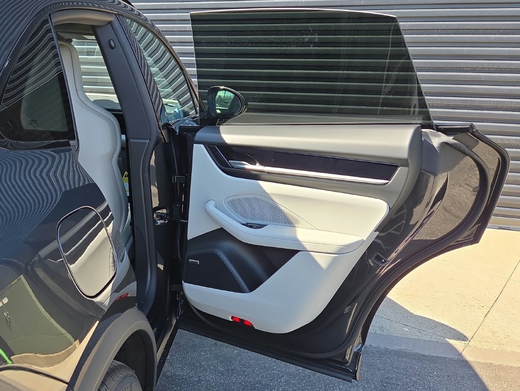 Certified 2026 Porsche Macan 4 Electric AWD/4WD image 22