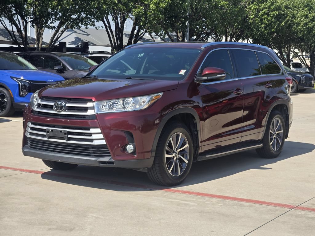 Used 2017 Toyota Highlander XLE FWD image 2