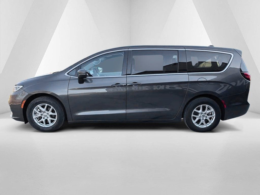 Used 2023 Chrysler Pacifica Touring-L image 4