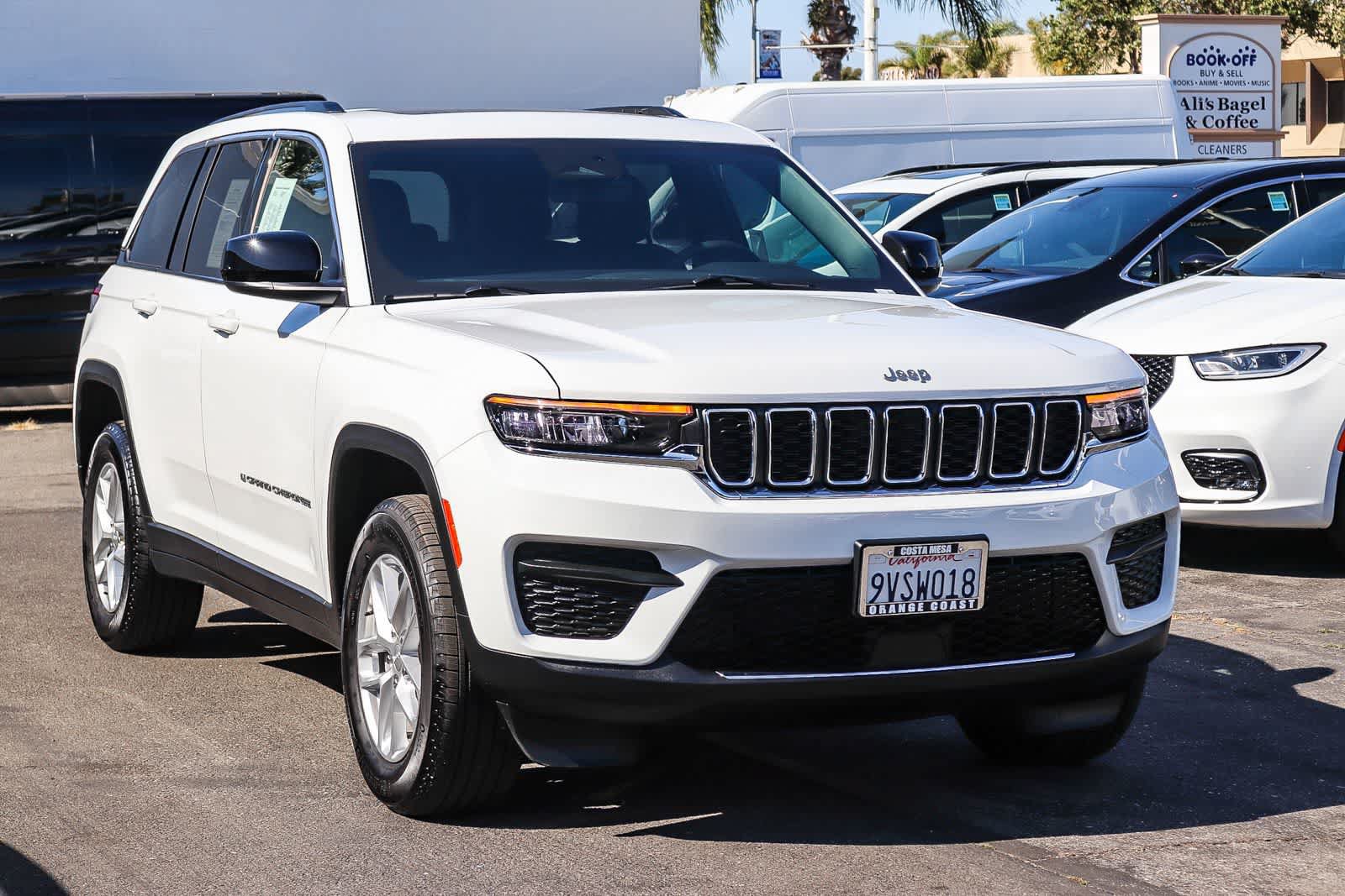 Used 2025 Jeep Grand Cherokee Laredo X RWD image 3
