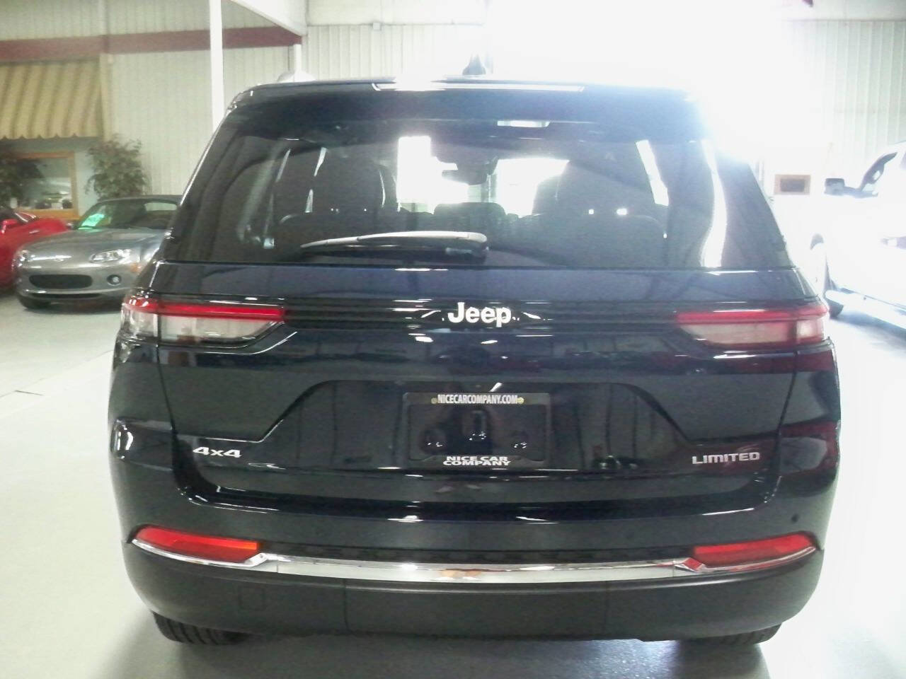 Used 2024 Jeep Grand Cherokee Limited image 4