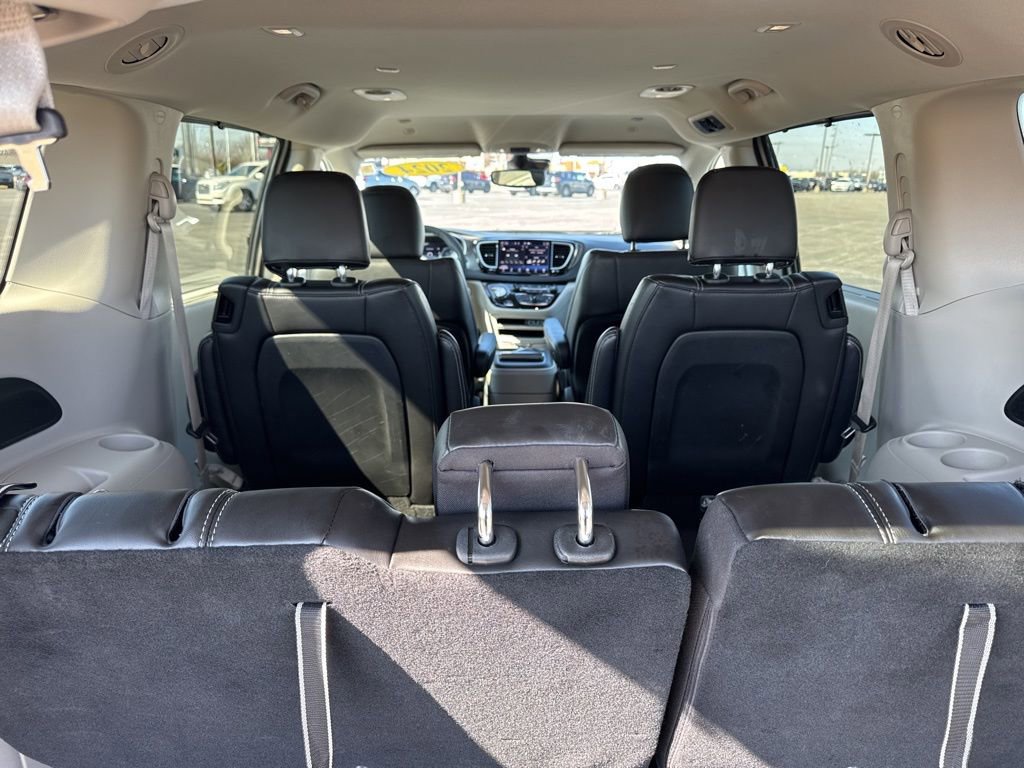 Used 2024 Chrysler Pacifica Touring-L image 14