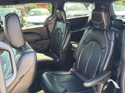 Used 2025 Chrysler Pacifica Select FWD image 12