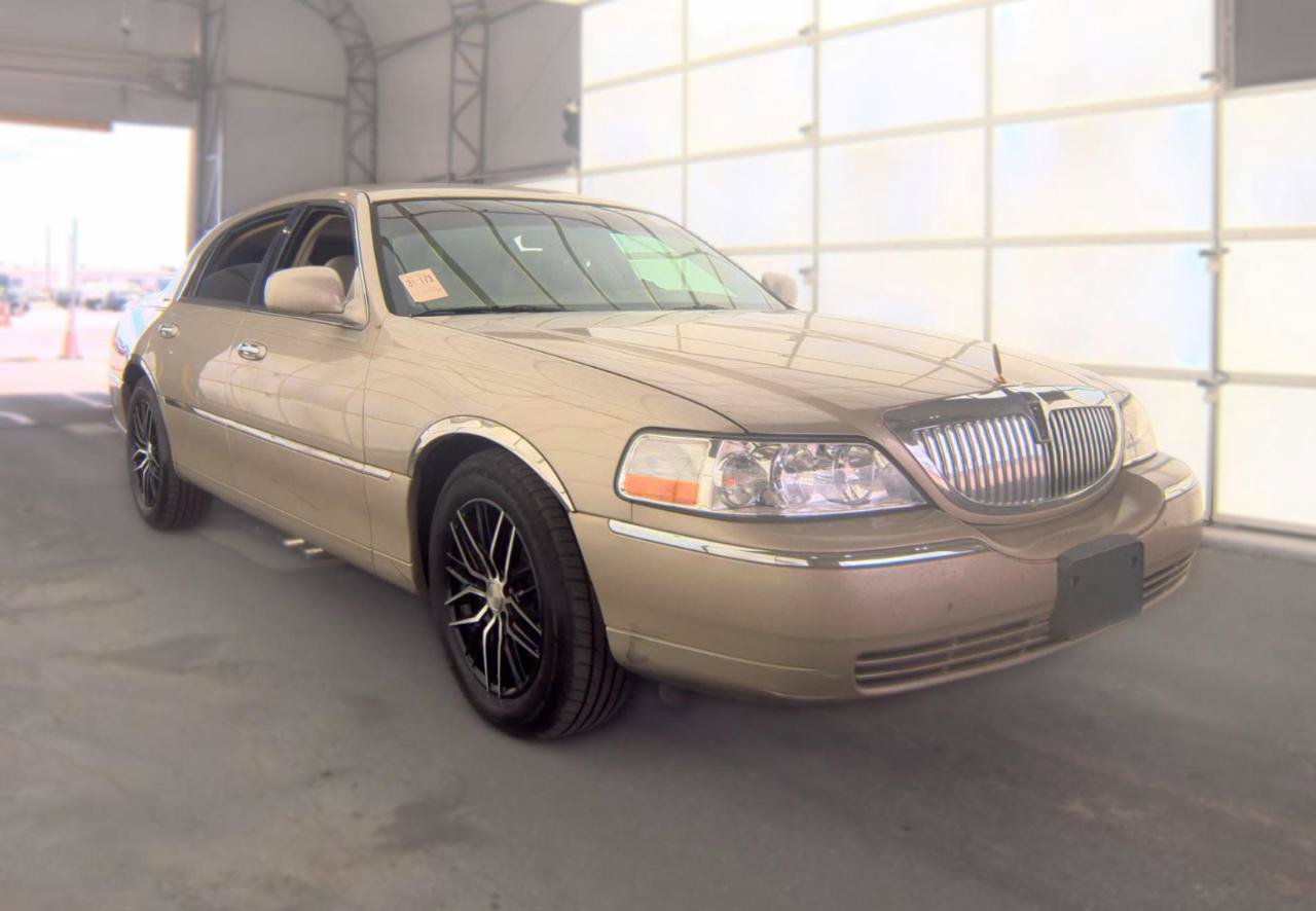 Used 2004 Lincoln Town Car Signature RWD image 3