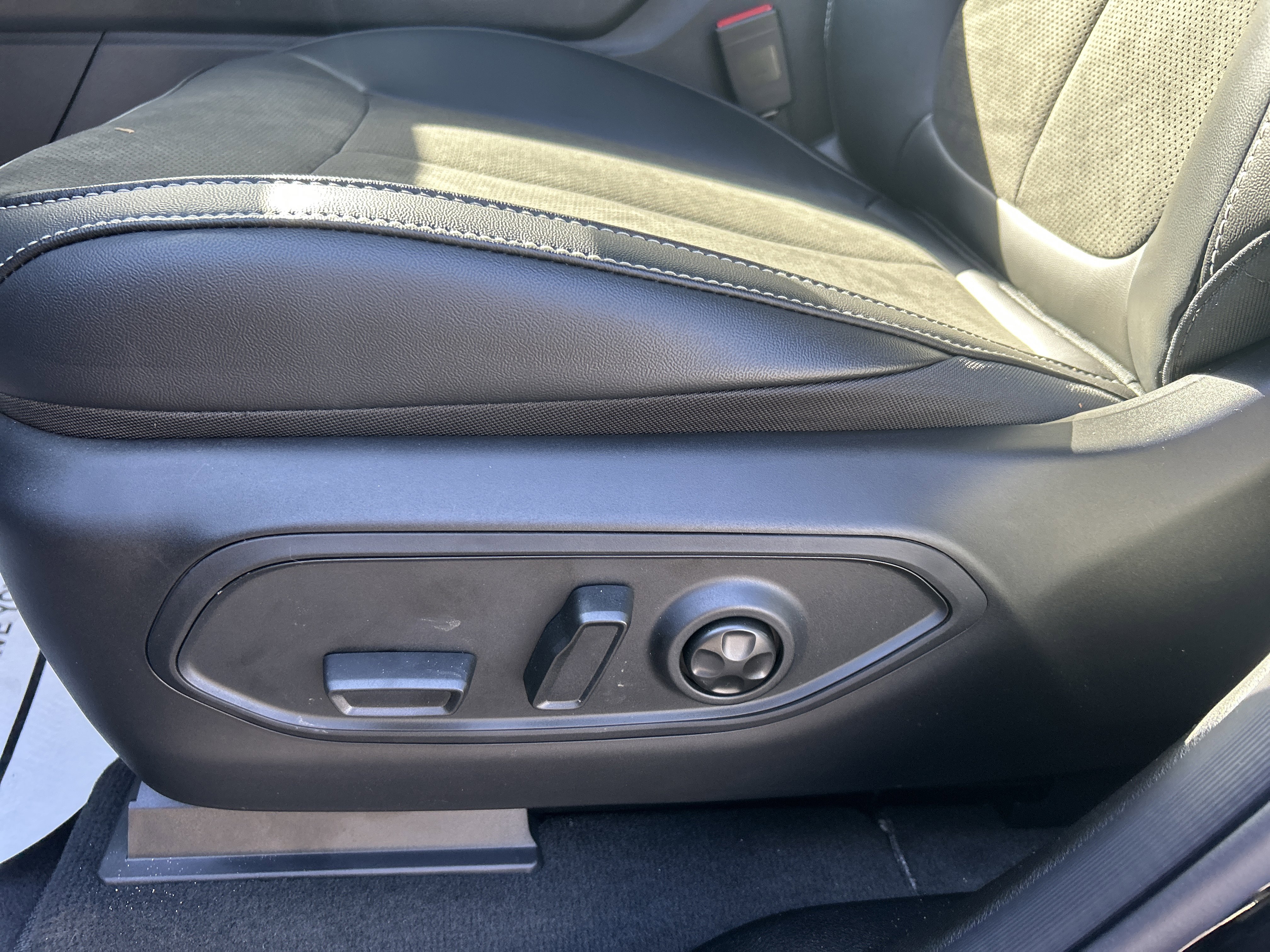 New 2025 Jeep Grand Cherokee Altitude image 17