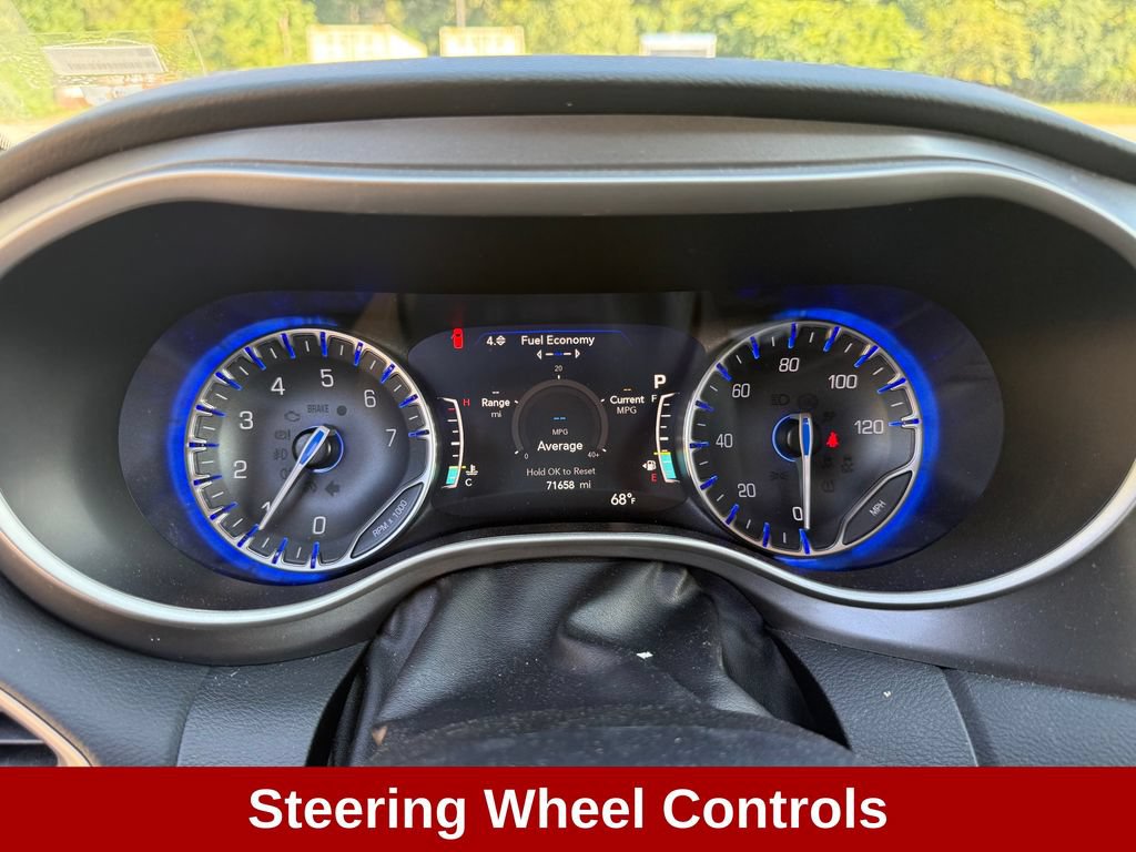 Used 2023 Chrysler Pacifica Touring-L FWD image 16