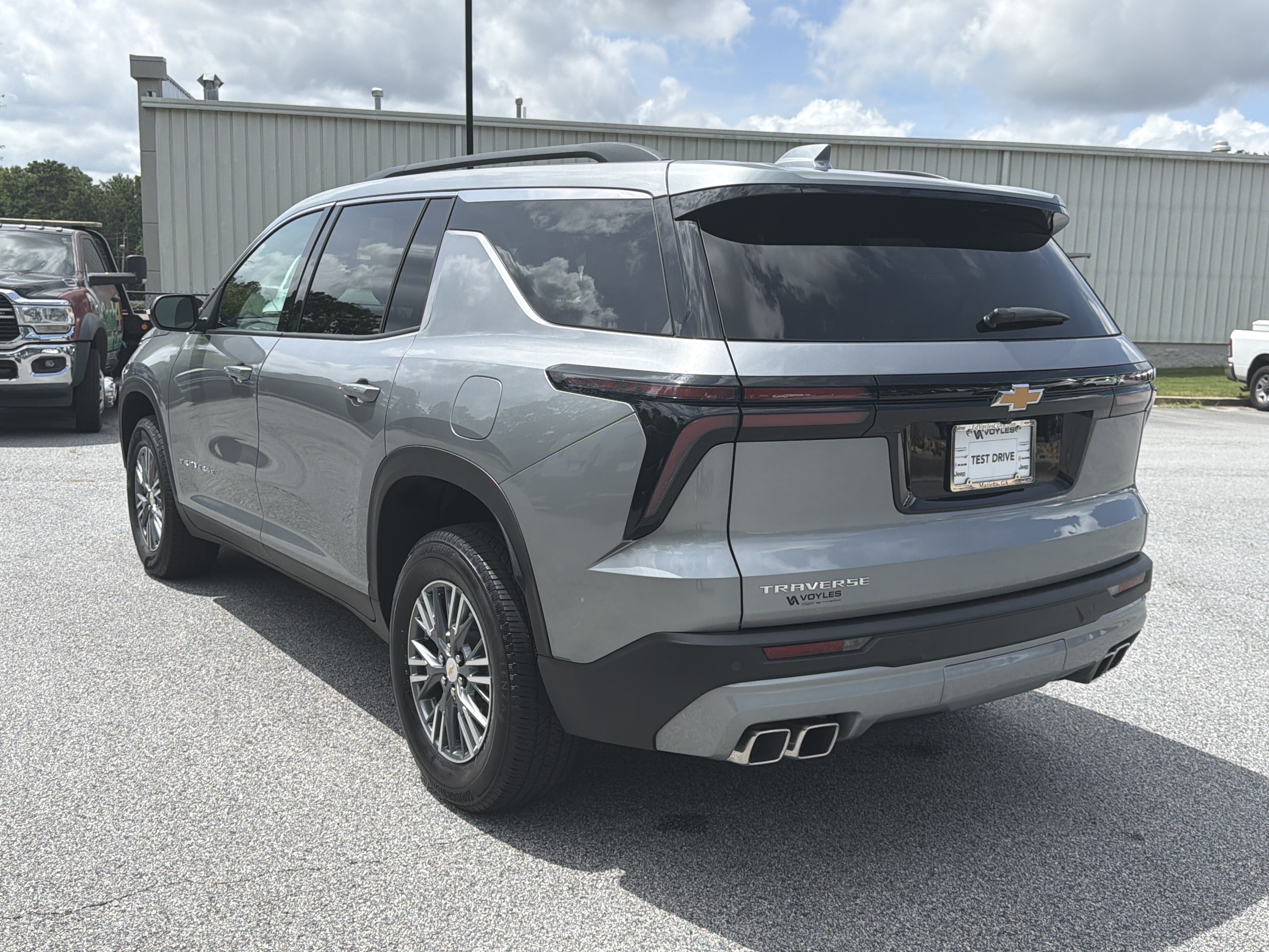 Used 2025 Chevrolet Traverse LT FWD image 6