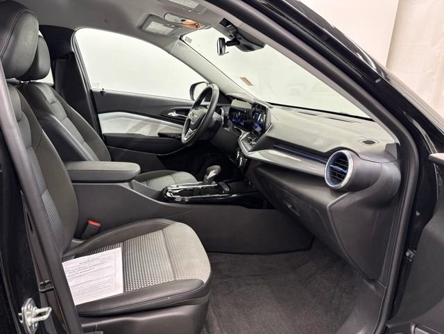 Used 2025 Chevrolet Trax LT w/ LT Convenience Package FWD image 16
