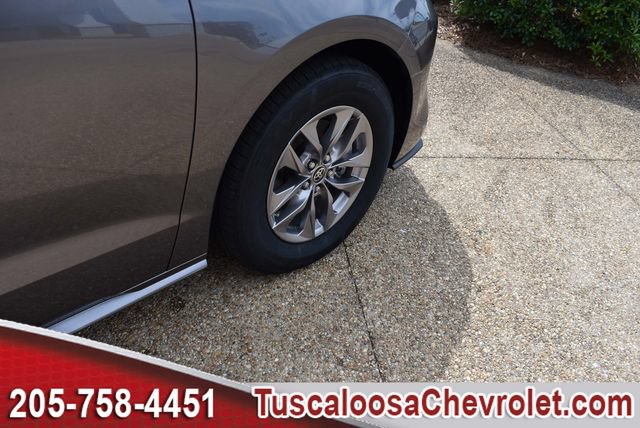 Used 2023 Toyota Sienna XLE FWD image 14