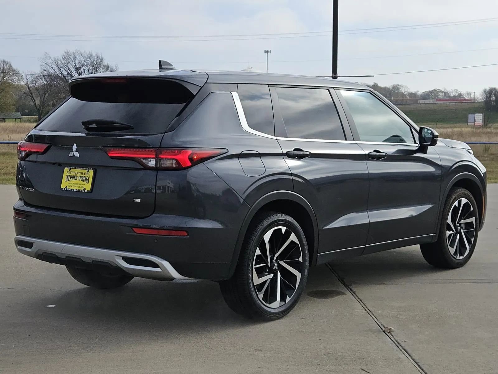 Used 2024 Mitsubishi Outlander SE Black Edition image 6