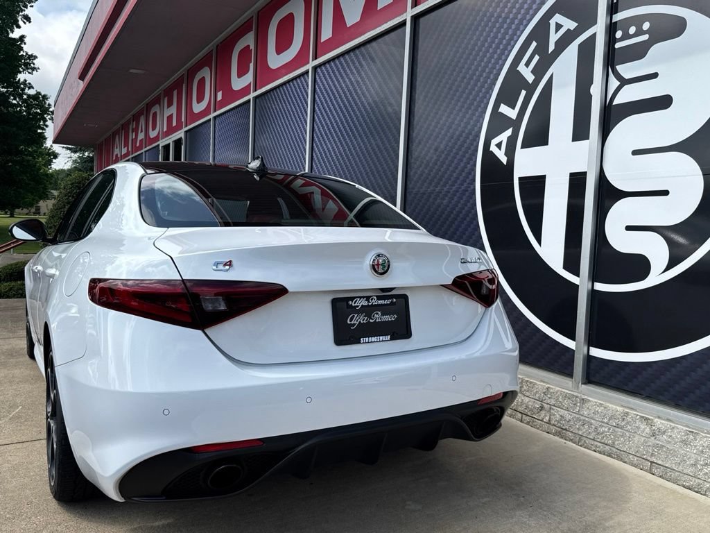 Used 2023 Alfa Romeo Giulia Veloce AWD/4WD image 12