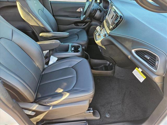 New 2026 Chrysler Pacifica Select w/ S Appearance Package FWD image 16