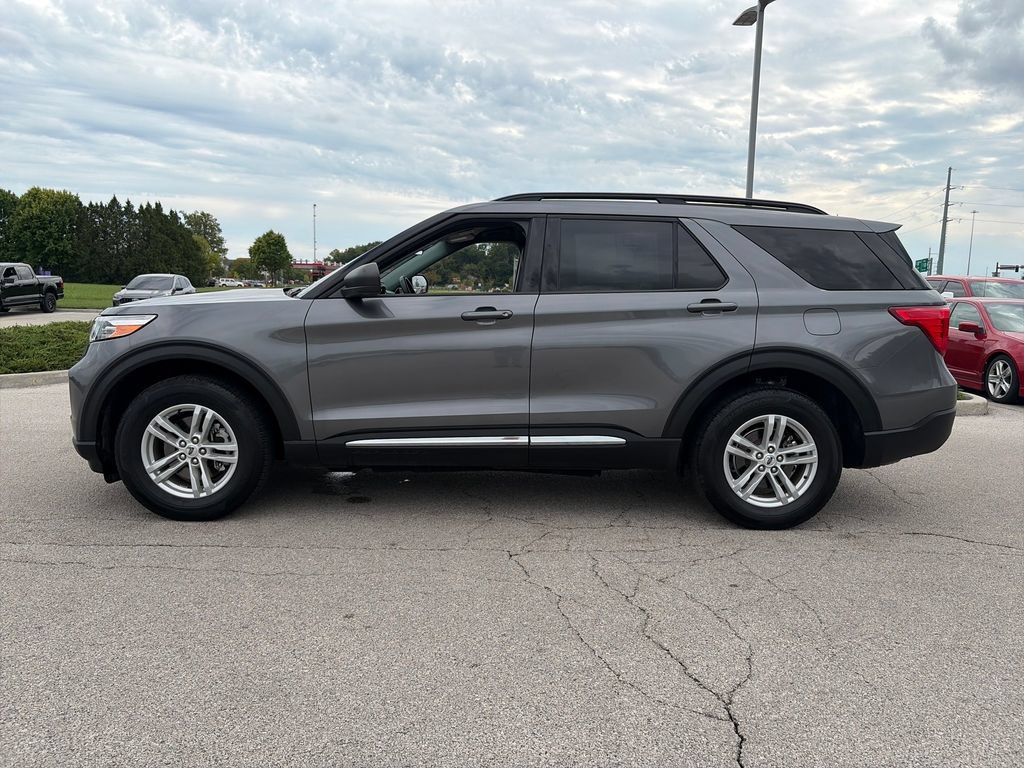 Used 2024 Ford Explorer XLT w/ Equipment Group 202A AWD/4WD image 4