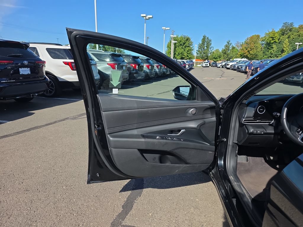 Used 2023 Hyundai Elantra Limited FWD image 19