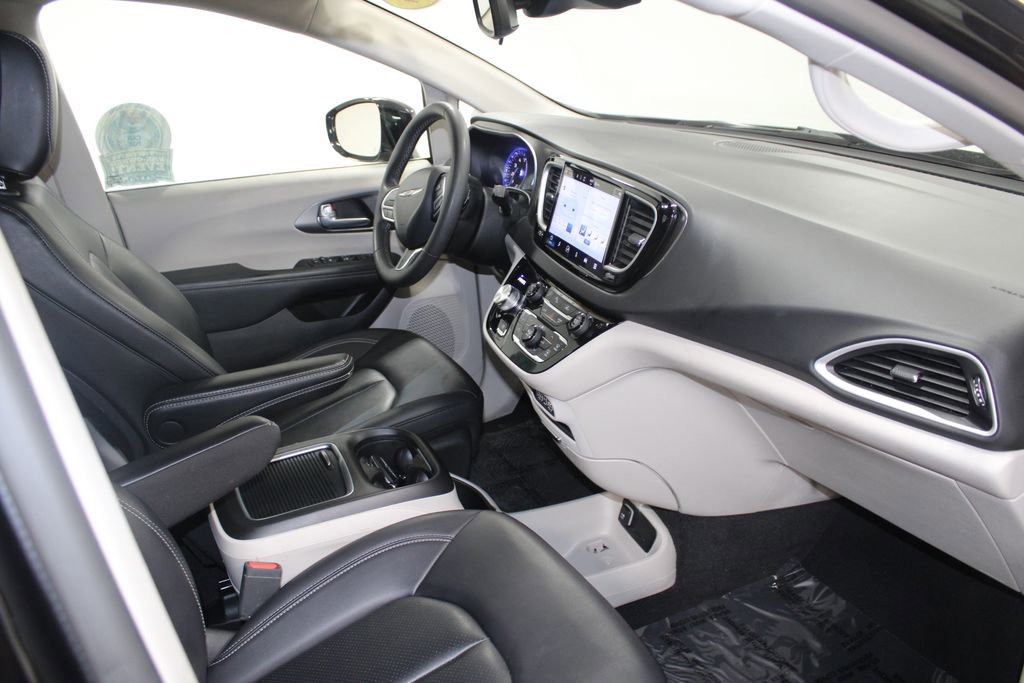 Used 2024 Chrysler Pacifica Touring-L image 27
