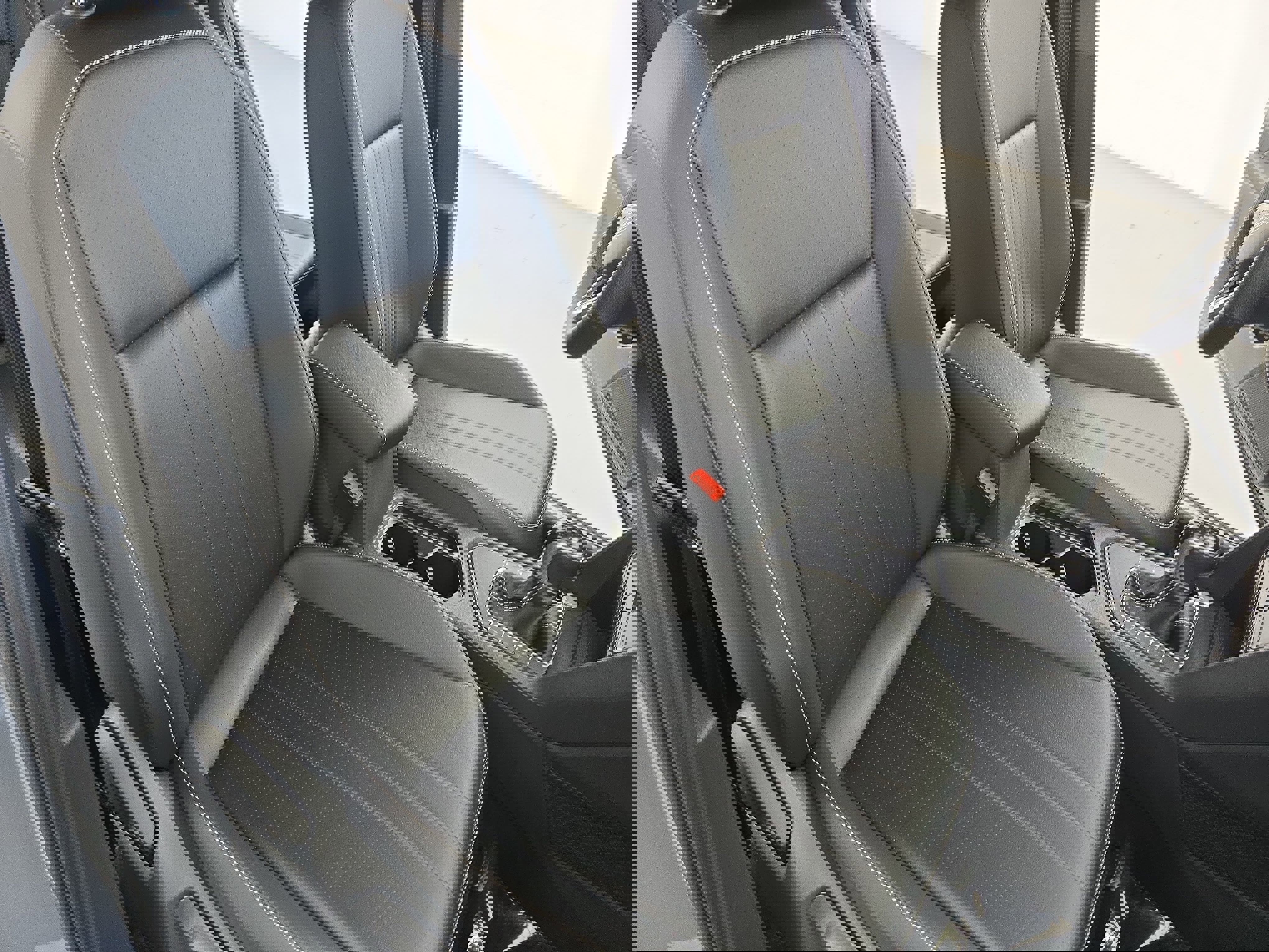 Used 2022 Volkswagen Tiguan SE R-Line image 10