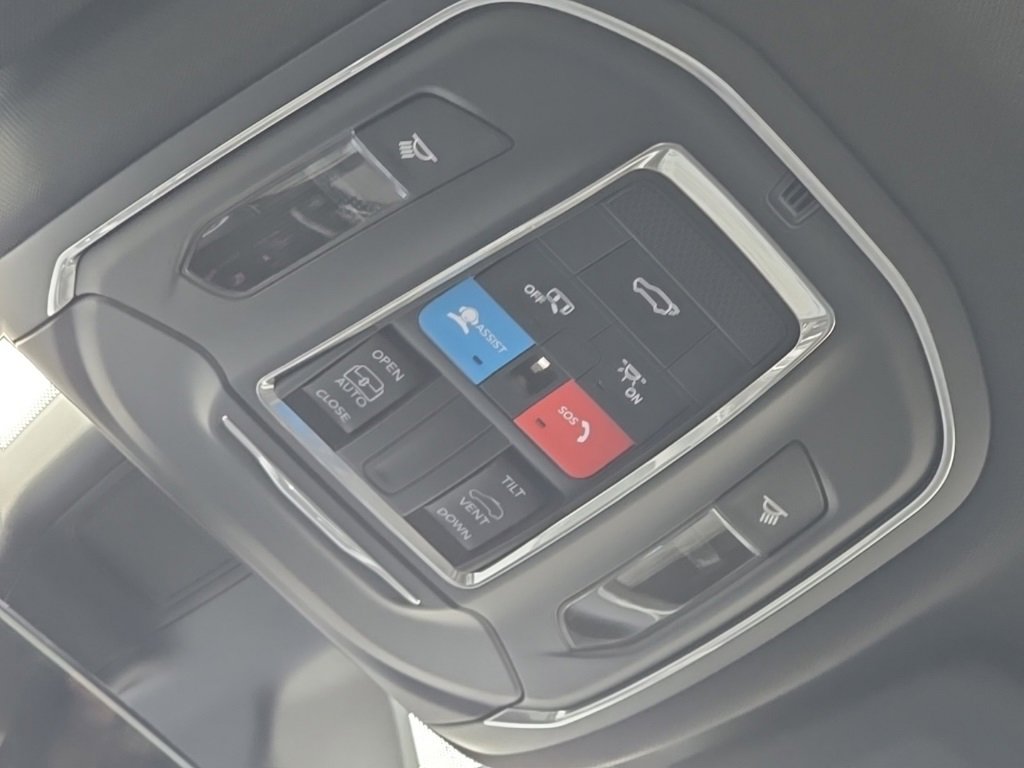 New 2025 Jeep Grand Cherokee L Altitude image 32