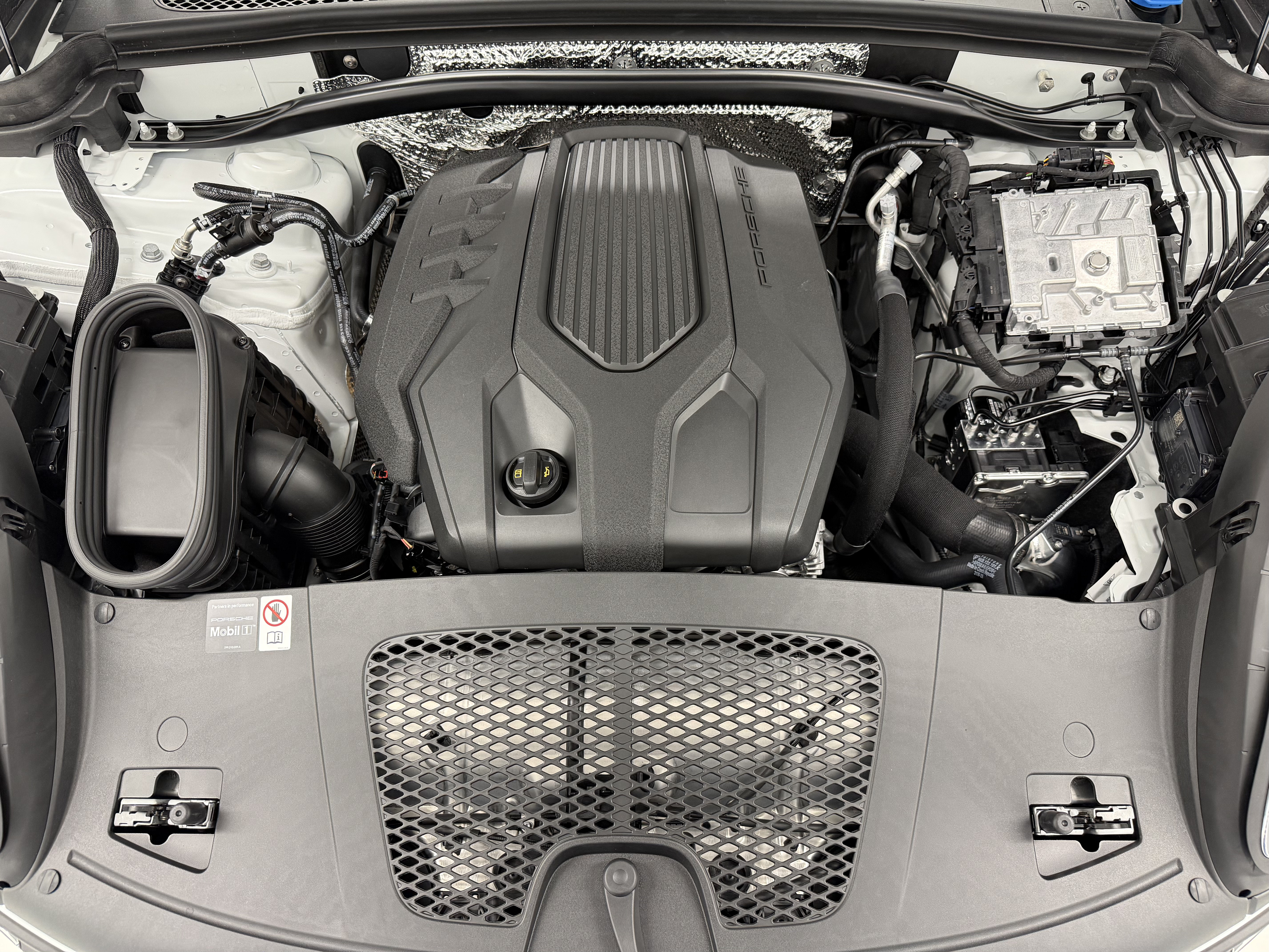 Certified 2026 Porsche Macan AWD/4WD image 57