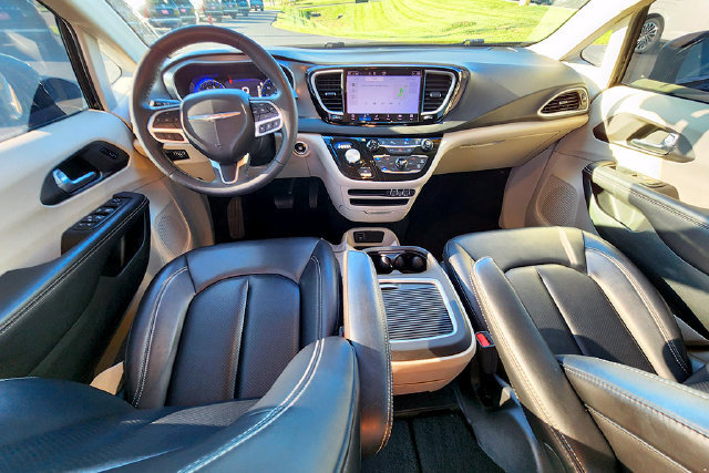 Used 2024 Chrysler Pacifica Touring-L FWD image 9