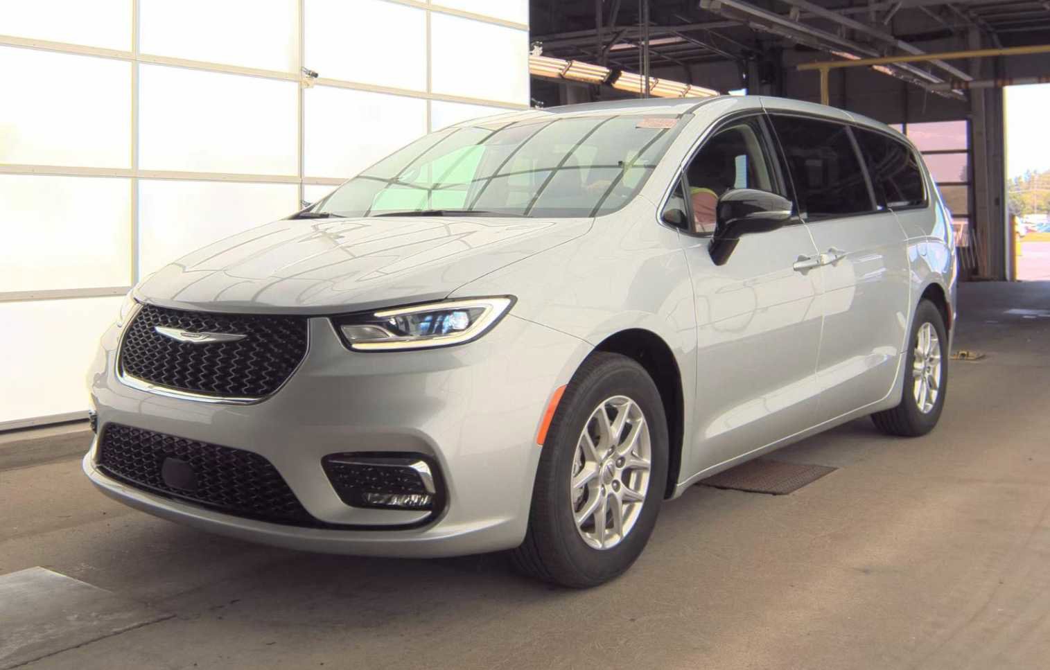 Used 2024 Chrysler Pacifica Touring-L