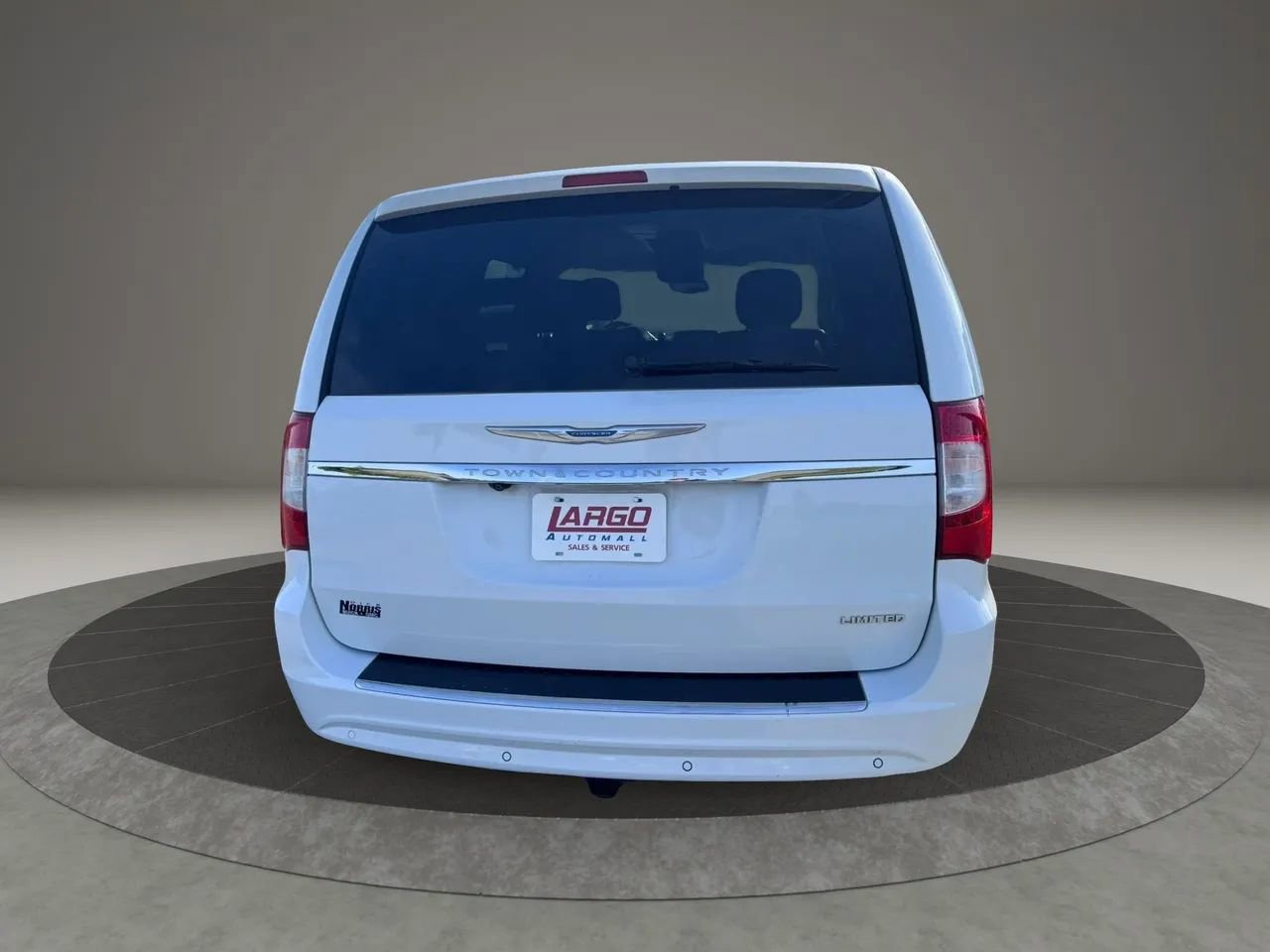 Used 2015 Chrysler Town & Country Limited FWD image 8
