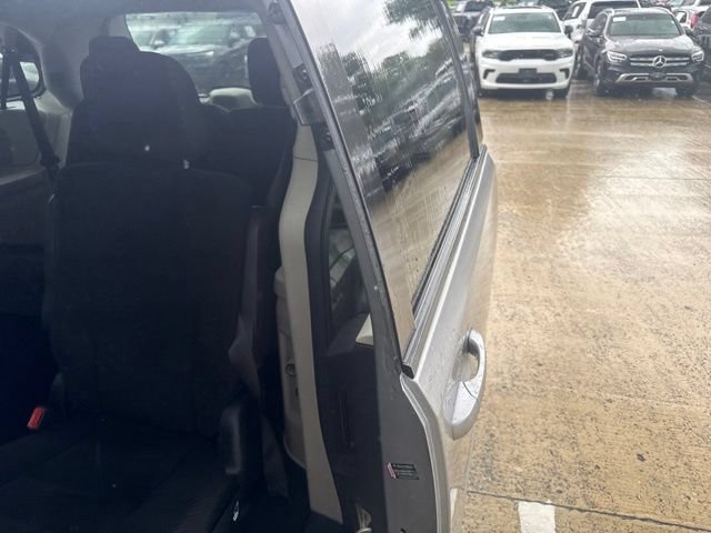 Used 2018 Dodge Grand Caravan SE FWD image 34