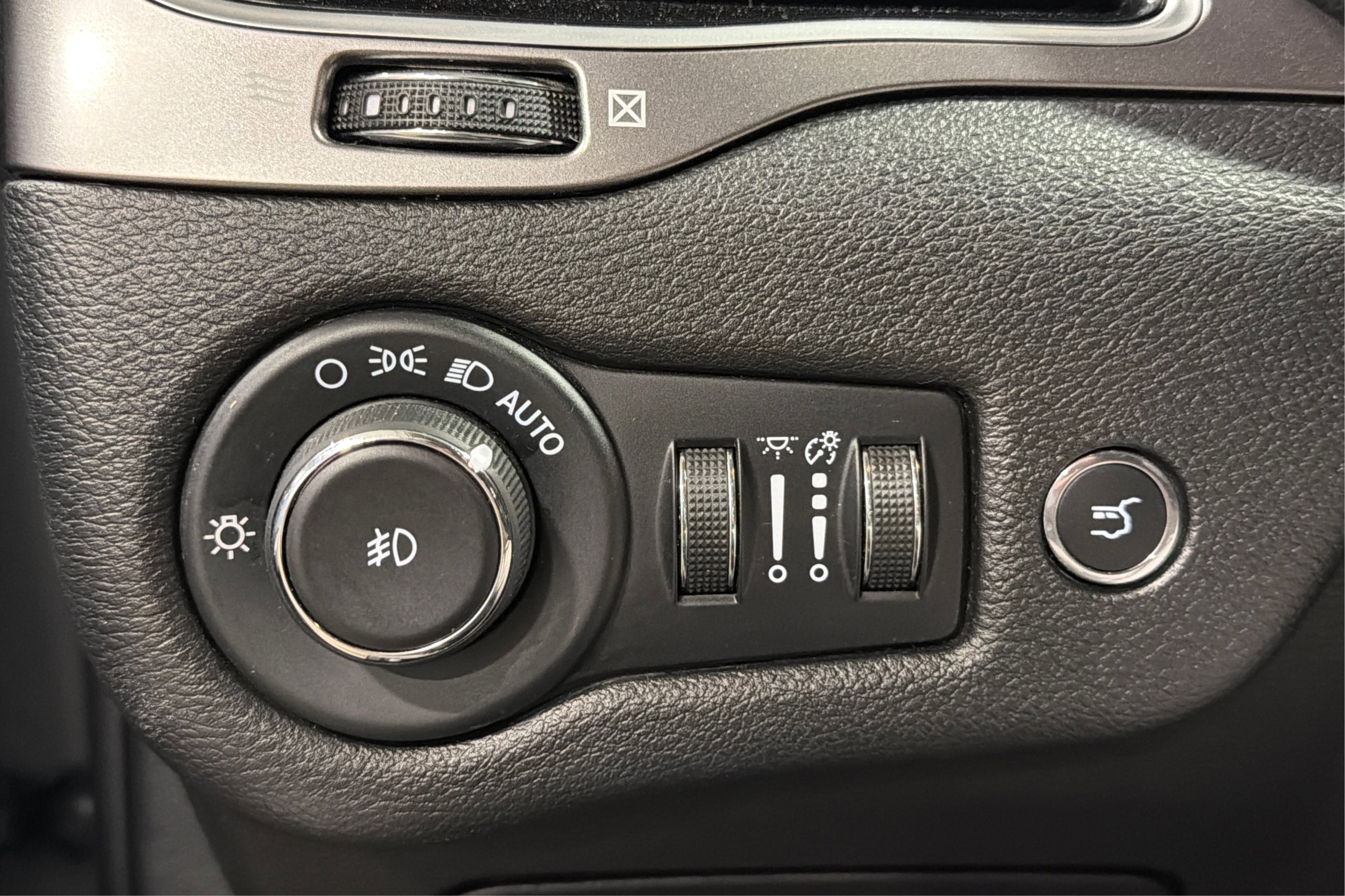 Used 2020 Jeep Cherokee Limited AWD/4WD image 21