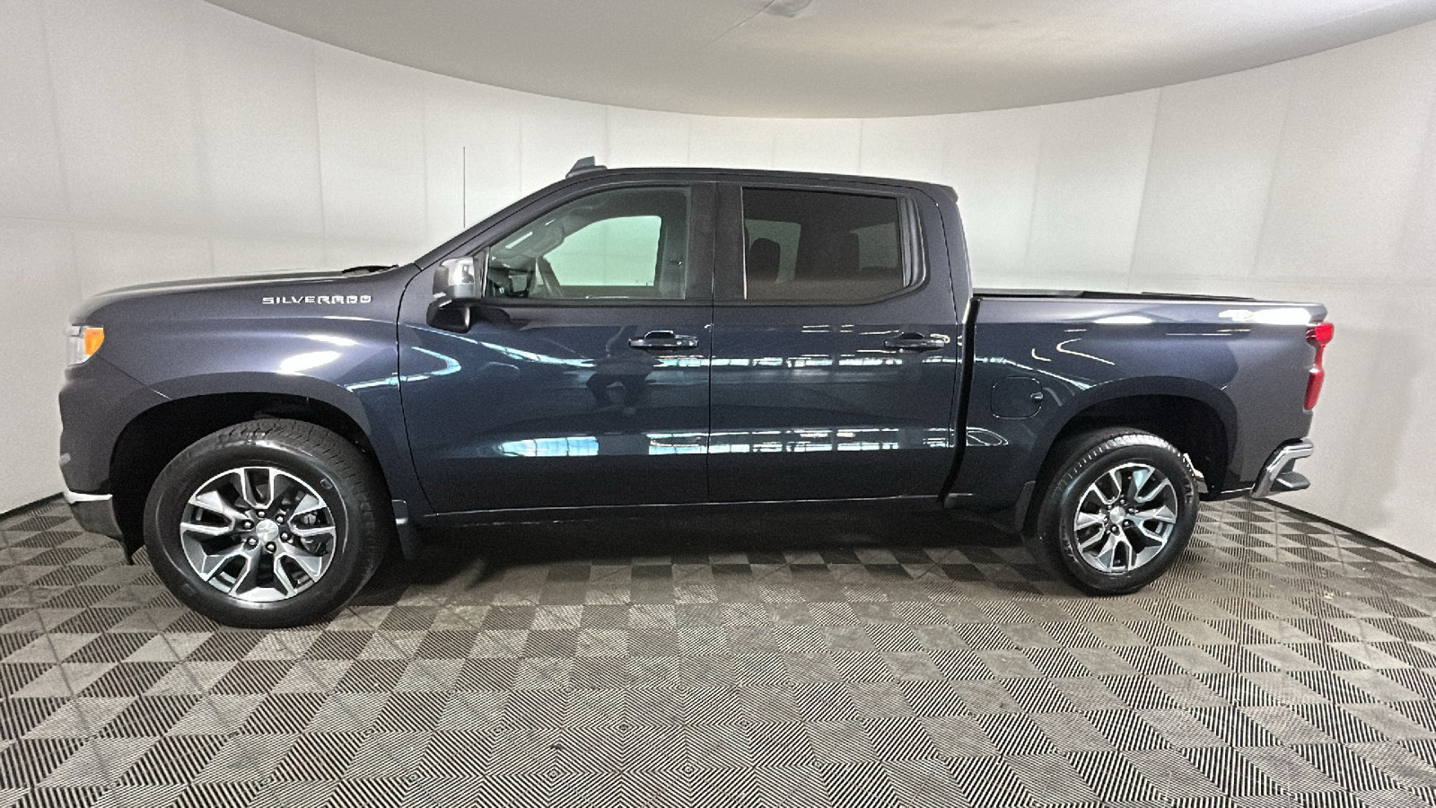 Used 2024 Chevrolet Silverado 1500 LT AWD/4WD image 6