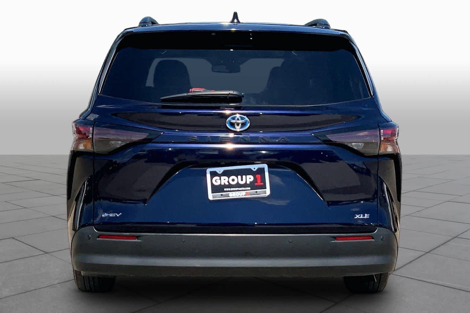 Used 2025 Toyota Sienna XLE FWD image 5