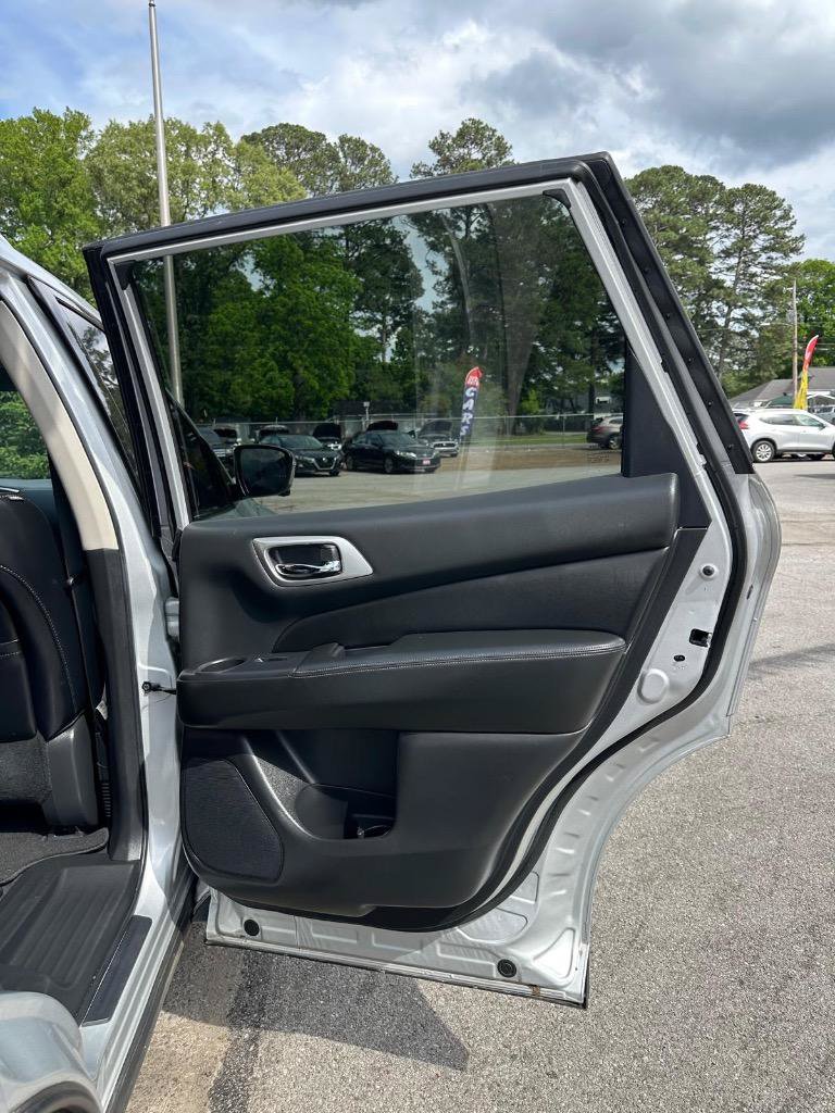Used 2019 Nissan Pathfinder SL AWD/4WD image 17