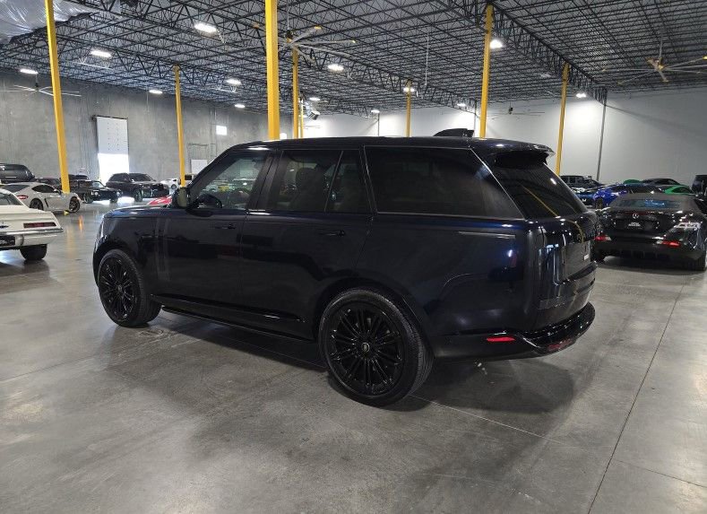 Used 2025 Land Rover Range Rover SE AWD/4WD image 3