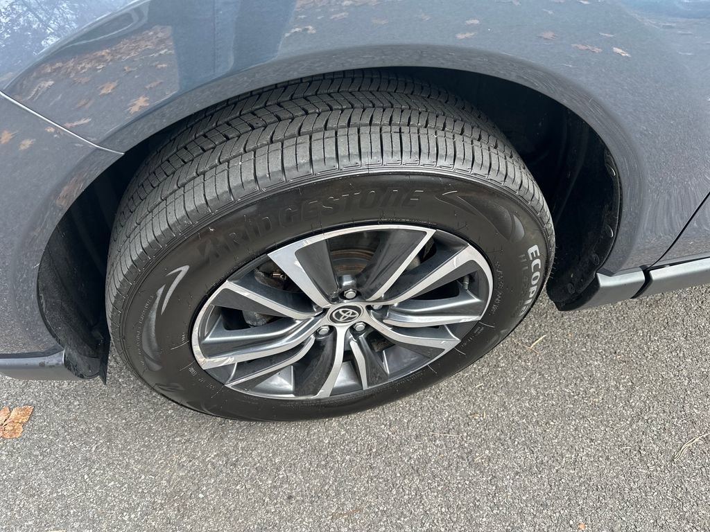 Used 2021 Toyota Venza LE image 2