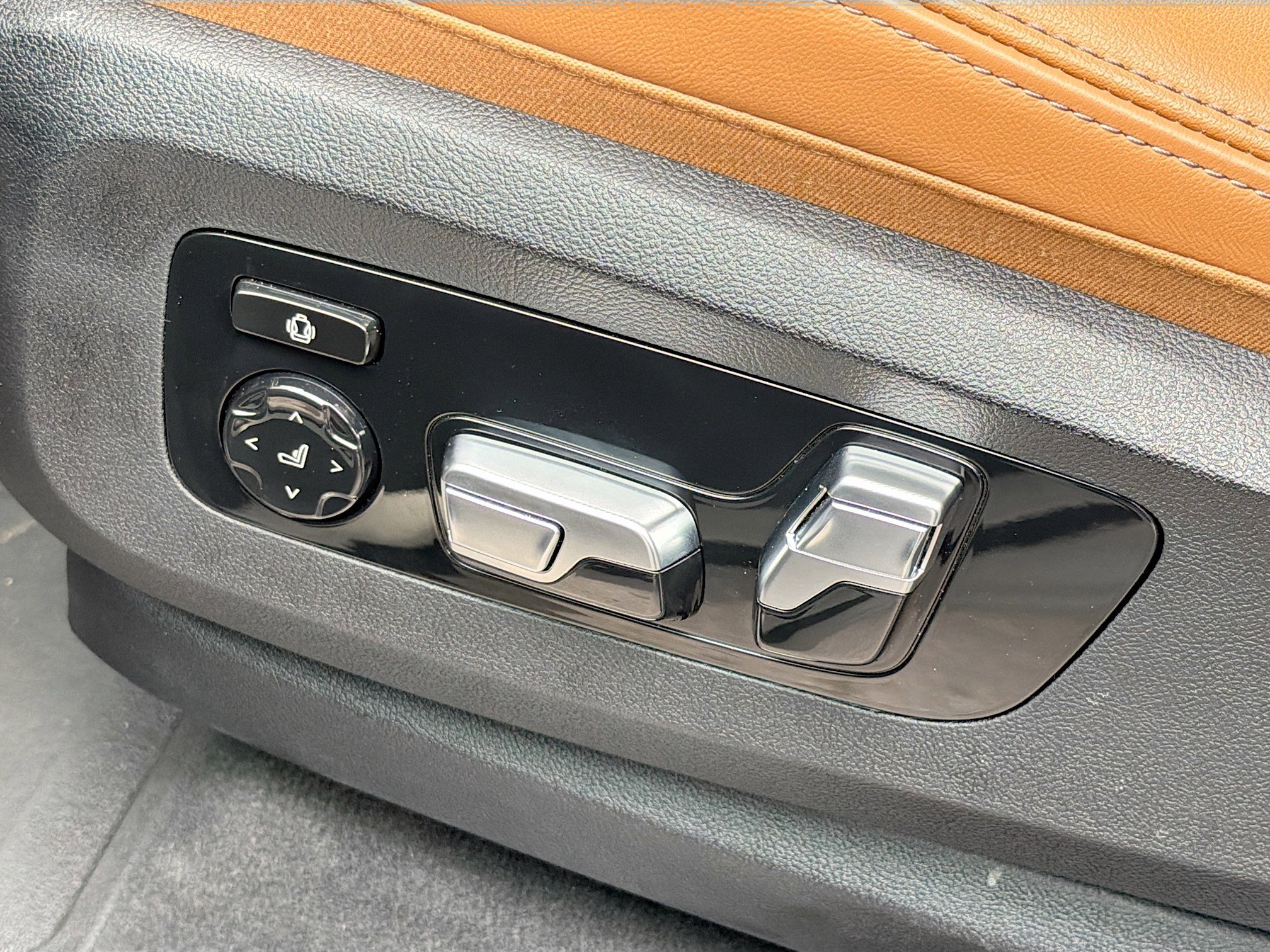 Used 2025 BMW X7 xDrive40i w/ Premium Package image 27