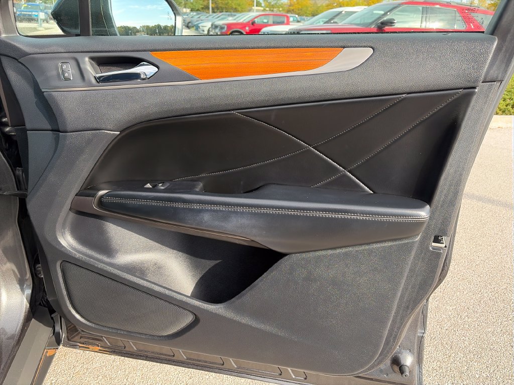 Used 2019 Lincoln MKC Select w/ Select Plus Package FWD image 9