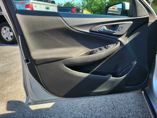 Used 2017 Chevrolet Malibu LT FWD image 16