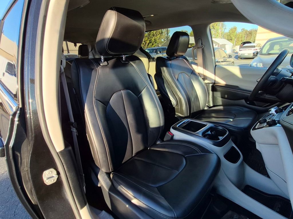 Used 2023 Chrysler Pacifica Touring-L image 29