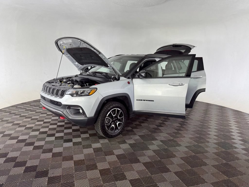 Used 2025 Jeep Compass Trailhawk AWD/4WD image 17