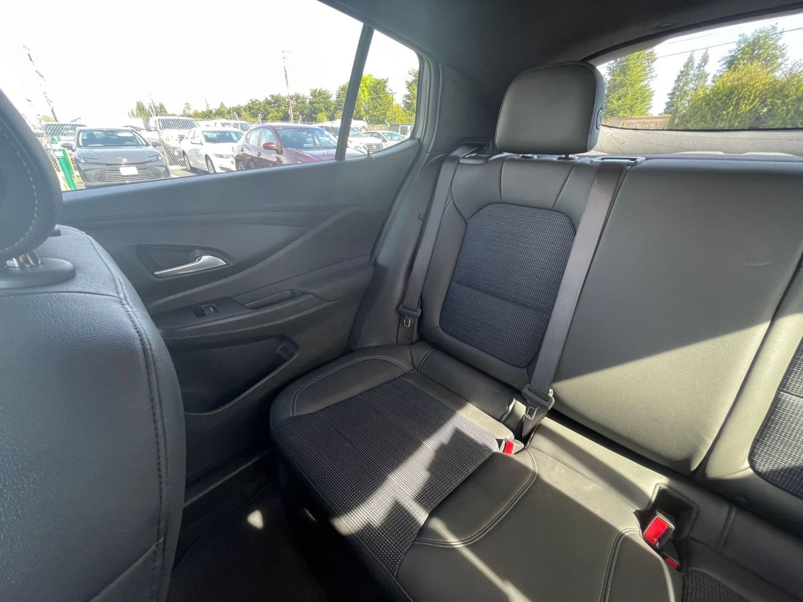 Used 2025 Buick Envista Preferred image 34